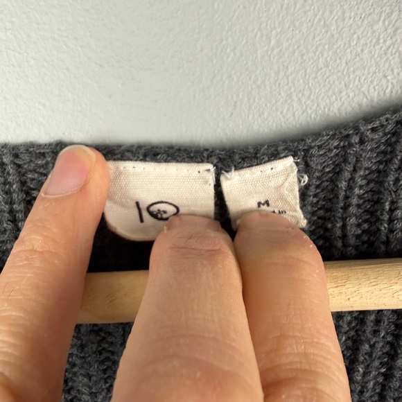 TenTree Gray V-Neck Ribbed Women's Sweater - Picture 4 of 5